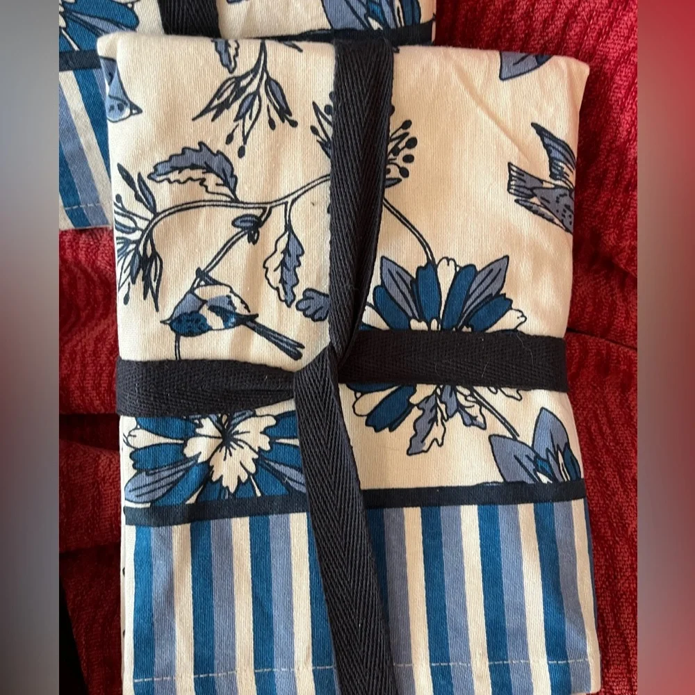 Tag Dishtowel gift set with votive candles,‎ country home blue NWT